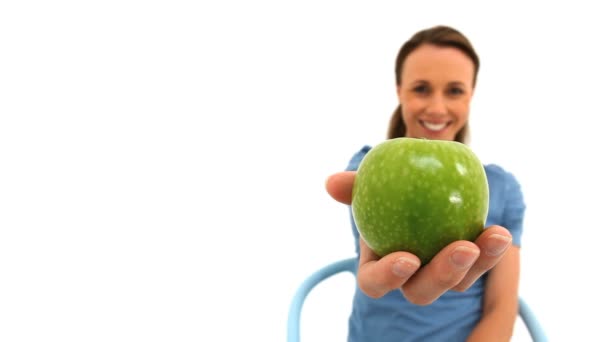 Brunette woman holding a green apple — Stock Video