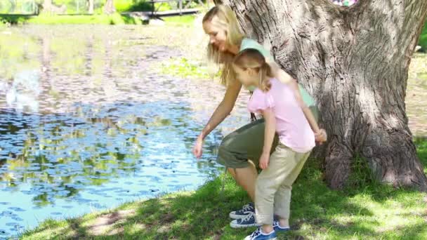 Madre e hija sentadas — Vídeo de stock