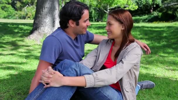 Feliz casal sentado na grama — Vídeo de Stock