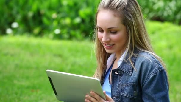 Mujer rubia feliz usando una tableta — Vídeo de stock