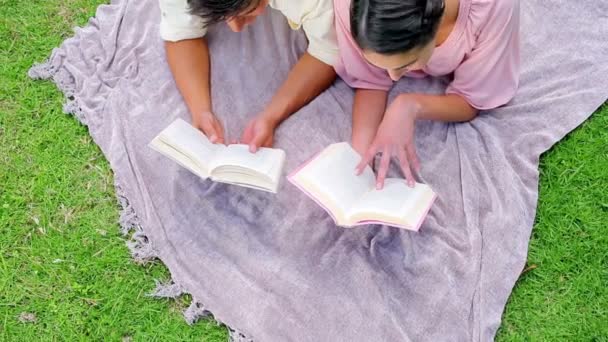 Щаслива пара читає книги — стокове відео