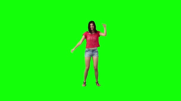 Eine lächelnde Frau tanzt und hat Spaß — Stockvideo