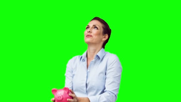 Sorrindo mulher em câmera lenta jogando um banco porquinho — Vídeo de Stock