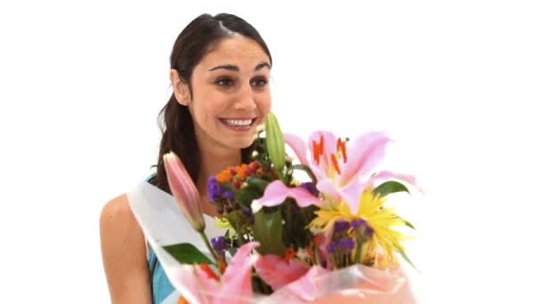 Mulher feliz recebendo um monte de flores — Vídeo de Stock