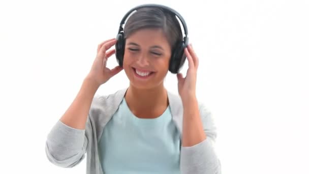 Mujer sonriente escuchando música — Vídeos de Stock