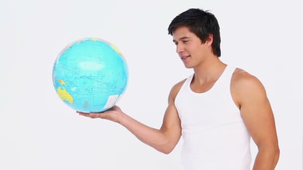 Homem gira um globo em sua mão — Vídeo de Stock