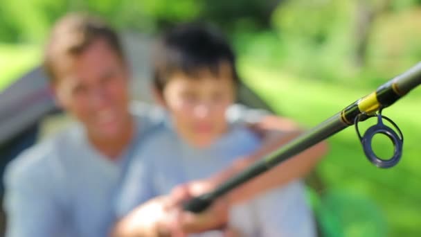 Gelukkig vader en zoon houden een hengel — Stockvideo