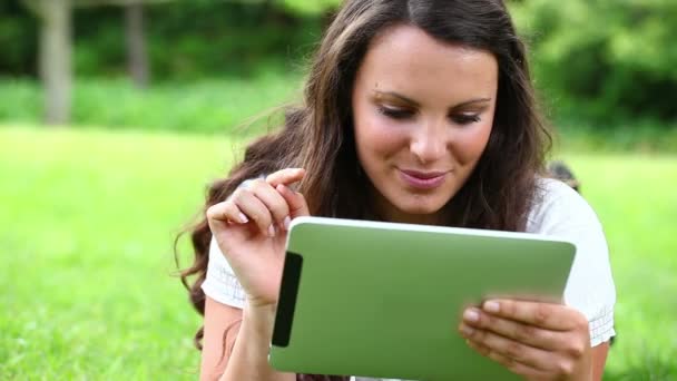 Lächelnde Frau, die einen Tablet-Computer berührt — Stockvideo