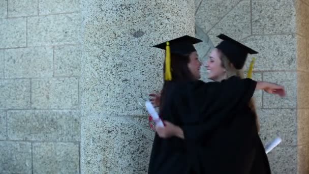 Las mujeres se gradúan abrazándose mutuamente — Vídeo de stock