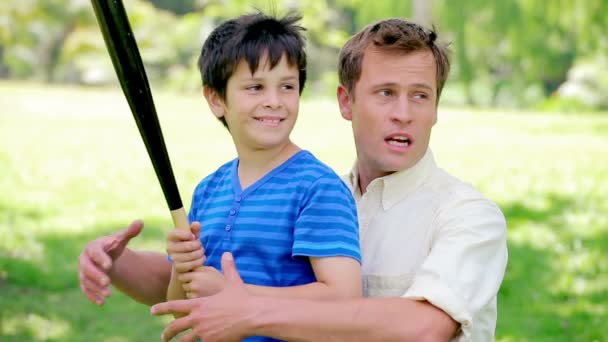 Oğlunun babasıyla beyzbol oynayan gülümseyen — Stok video