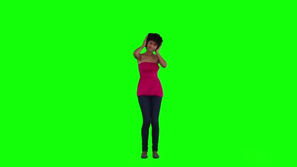 Kulaklıklar bir kadınla dans ediyor — Stok video