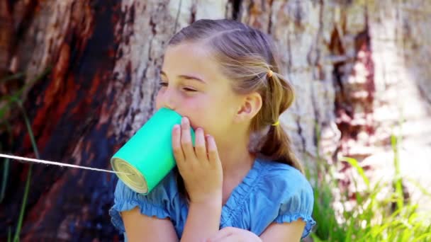 Meisje met een blikje telefoon — Stockvideo