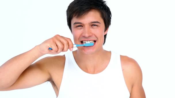 Bruneta muž, čistit si zuby — Stock video