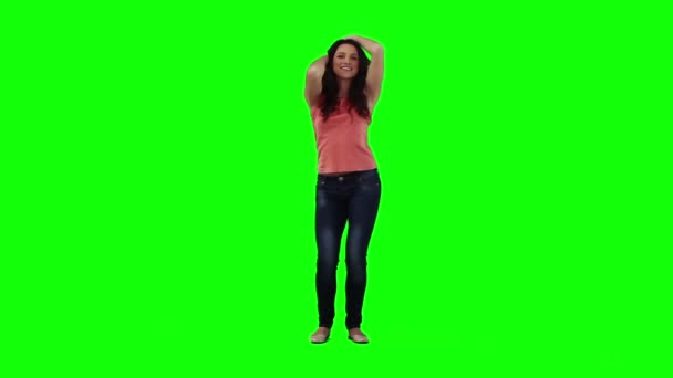 En leende kvinna dansar på sin egen — Stockvideo