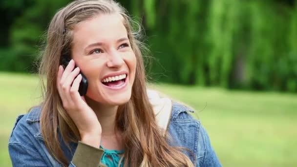 Radostná žena používající mobilní telefon — Stock video