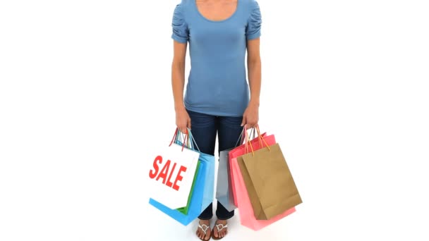 Lachende brunette houden shopping tassen — Stockvideo