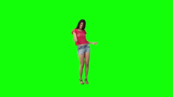 En ung kvinna dansar på sin egen — Stockvideo