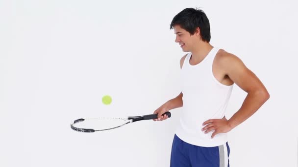 Stuiterende bal op racket tennisster — Stockvideo