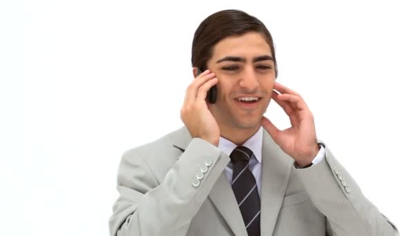 Усміхнений чоловік говорить на мобільному телефоні — стокове відео