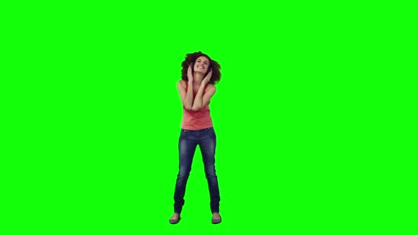 ヘッドフォンを着ている女性は踊る — ストック動画