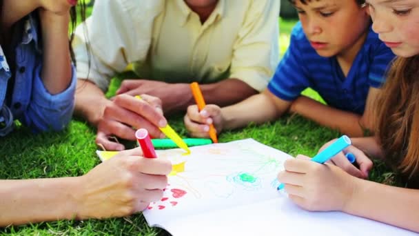 Bambini felici che disegnano con i loro genitori — Video Stock