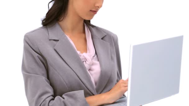 Bruna donna digitando su un computer portatile — Video Stock