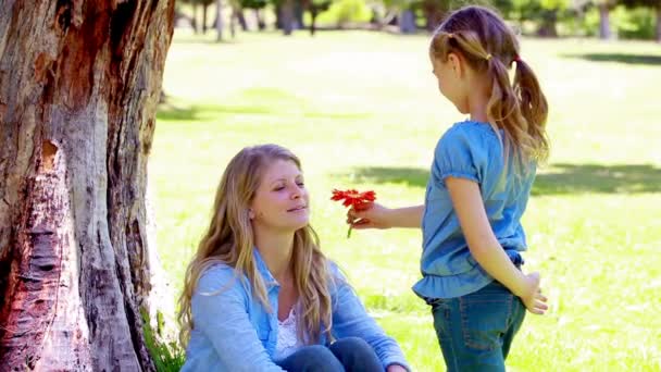 Mädchen schenkt ihrer Mutter eine Blume — Stockvideo