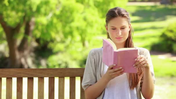Close-up van een vrouw die een boek leest — Stockvideo