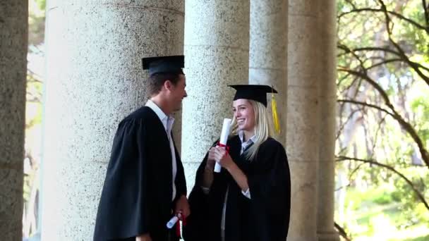 Homme diplômé vient et donne high-five — Video