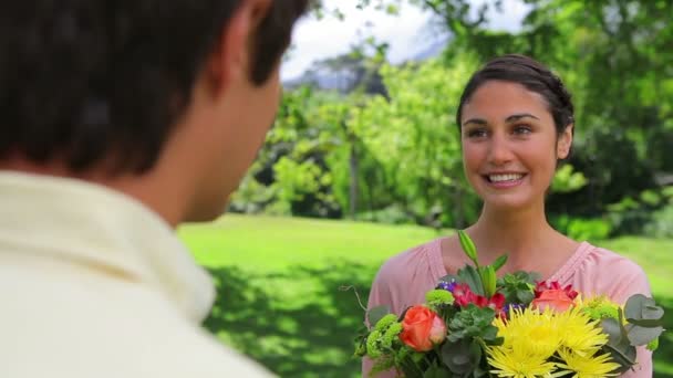 Mujer morena feliz sosteniendo un ramo de flores — Vídeo de stock