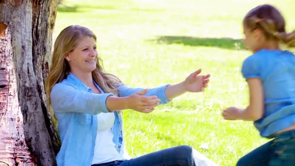 Ragazza che va tra le braccia della madre — Video Stock