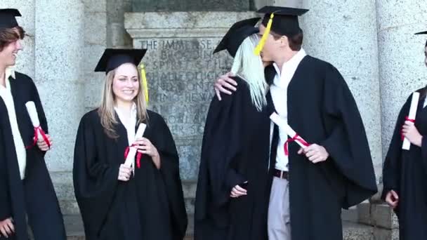 Studenti che si congratulano a vicenda — Video Stock