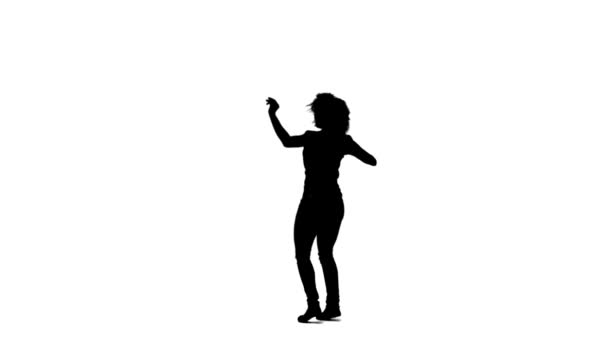 Silhueta de uma mulher dançante em câmera lenta — Vídeo de Stock