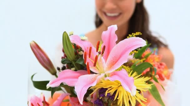 Feliz morena sosteniendo un ramo de flores — Vídeos de Stock