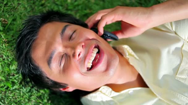 Щасливий чоловік використовує свій мобільний телефон — стокове відео