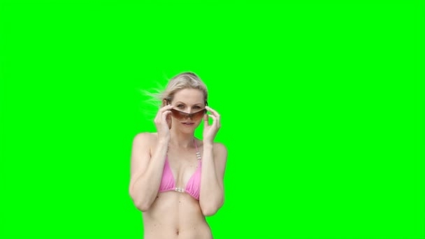 Een vrouw langzaam haar zonnebril opstijgt en kijkt rond — Stockvideo