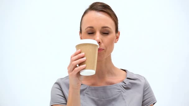 Mujer morena sosteniendo una taza de café — Vídeos de Stock