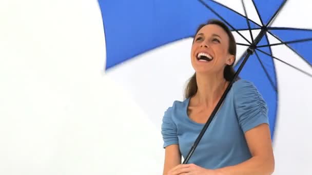 Sorrindo morena segurando seu guarda-chuva — Vídeo de Stock