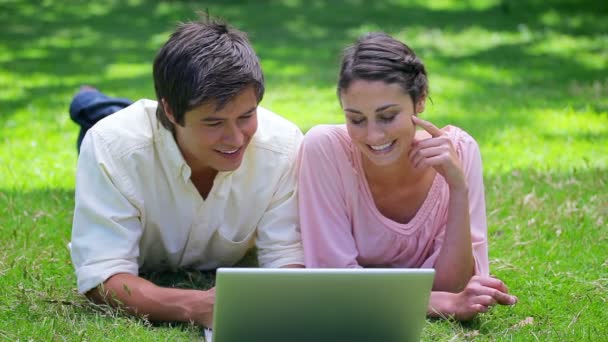 Счастливая пара смотрит ноутбук — стоковое видео