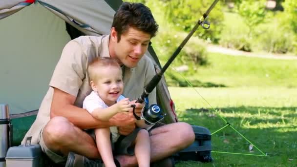 Padre e hijo de pesca — Vídeo de stock