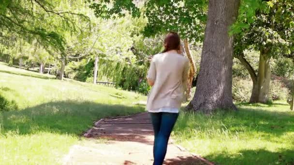 Kobieta na telefon, krótkiego spaceru — Wideo stockowe