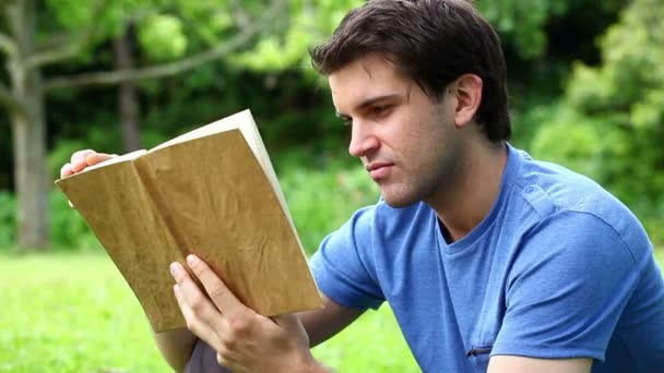 Hombre serio leyendo una novela — Vídeos de Stock