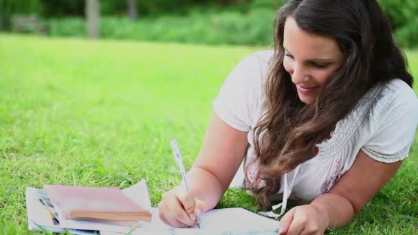 Morena mulher escrevendo em cadernos — Vídeo de Stock