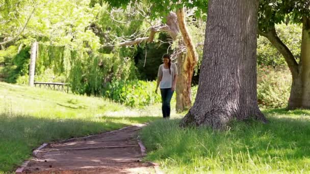 Vrouw lopen op een voetpad — Stockvideo