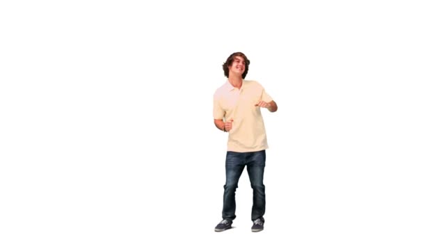 Muž spokojeně tančí v pomalém pohybu — Stock video