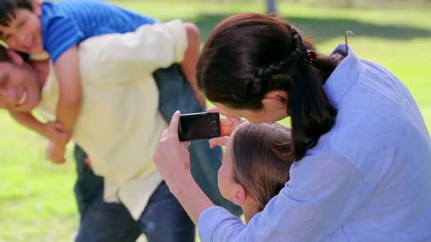 Leende mannen ger sin son en piggy-back — Stockvideo