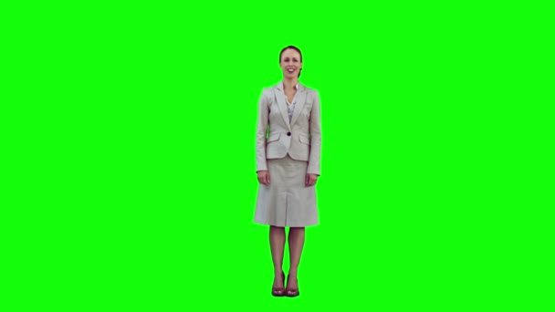 Mujer sonriente en cámara lenta levantando los brazos — Vídeo de stock