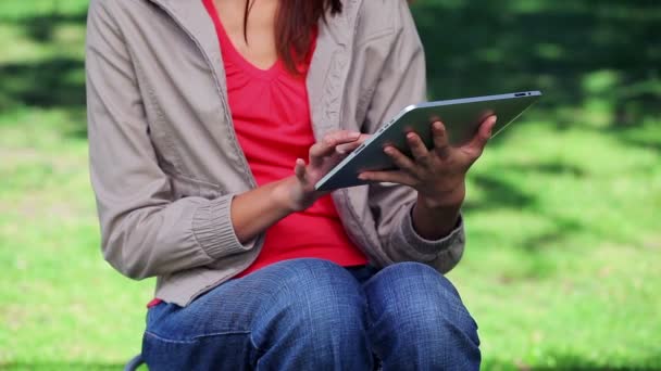 Μελαχρινή γυναίκα χρησιμοποιώντας ένα e-Book — Αρχείο Βίντεο