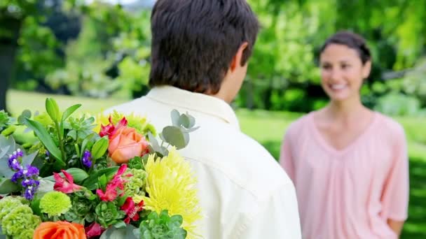 Sorrindo mulher morena recebendo um monte de flores — Vídeo de Stock