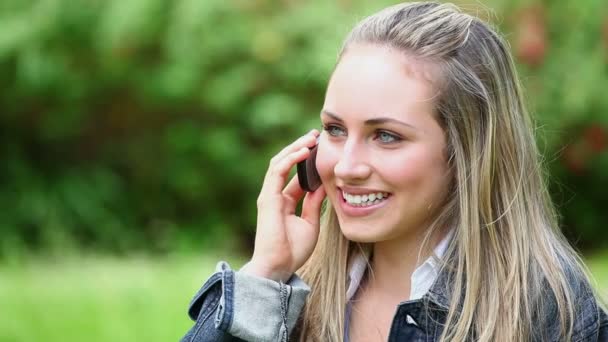 Femme heureuse utilisant son téléphone portable — Video